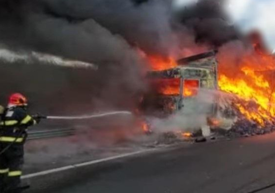 Incendiu puternic, două autotrenuri ard în comuna Bucșani, sat Racovița