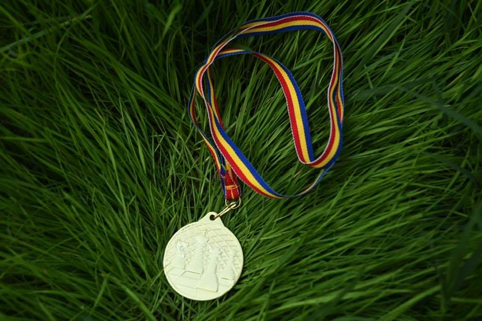 Elevul Bogdan Lixandru, de la Școala  Gimnazială Colacu, pe podiul la  Concursul județean sportiv ”Prietenii șahului”