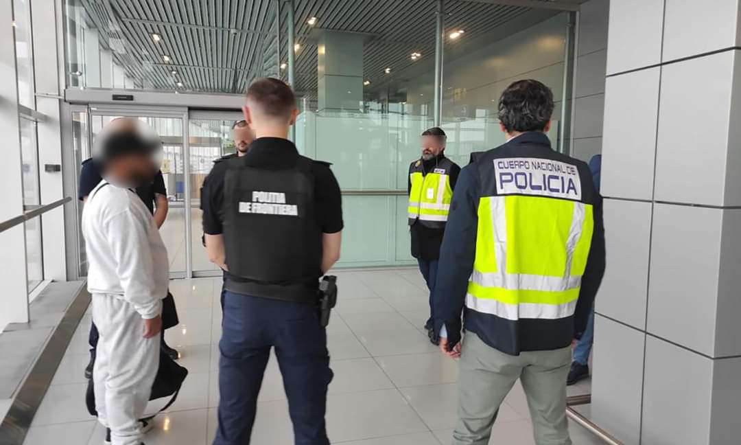 Cetăţean român acuzat de omor, adus sub escortă pe aeroportul Otopeni de autorităţile din SUA