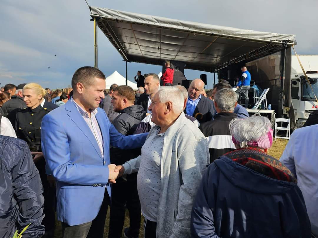 Tradiția se păstrează, autoritățile județene în mijlocul cetățenilor la  Festivalul „Lunca Narciselor” în comuna Vișina 