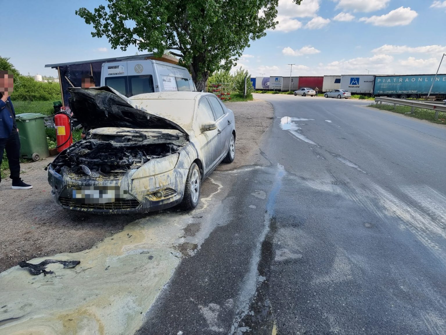 O mașină cuprinsă de flăcări la Corbii Mari