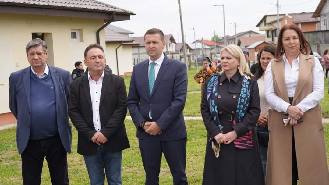 21 de locuinţe sociale destinate comunităților de romi, au fost finalizate la Potlogi, 10 au fost deja repartizate