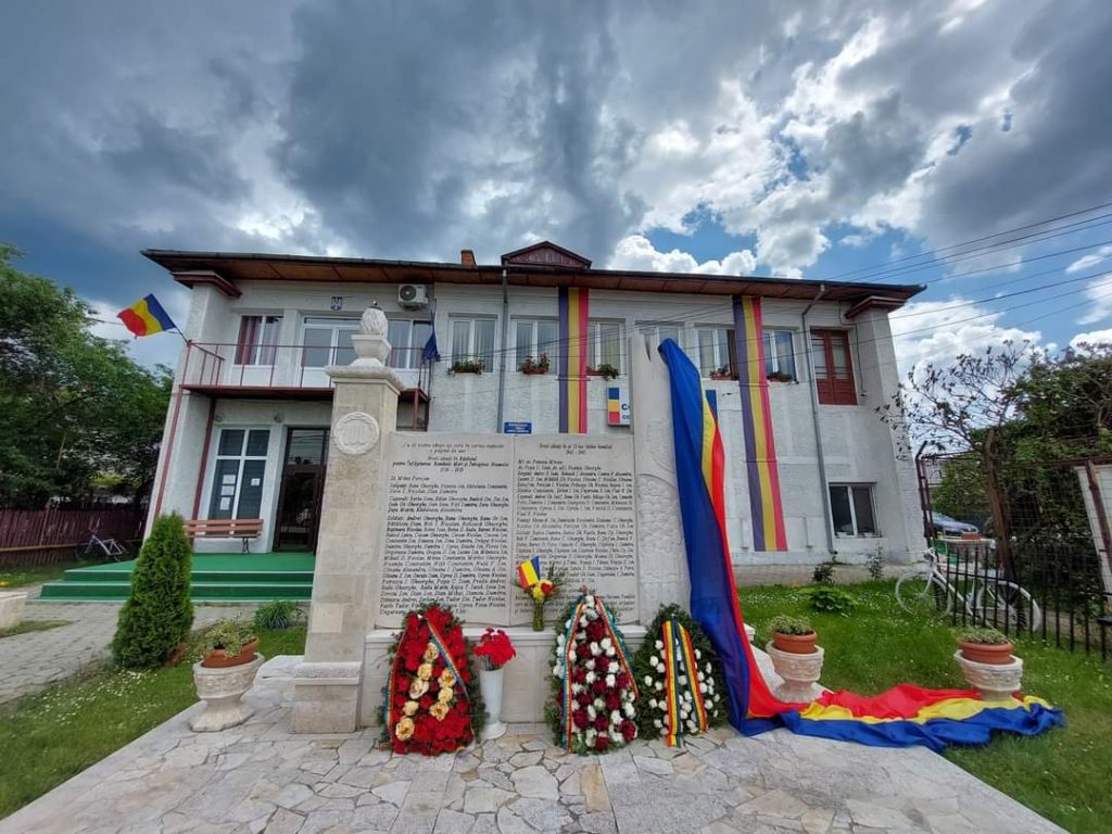 Omagiu adus eroilor la momentul din comuna Vulcana Pandele