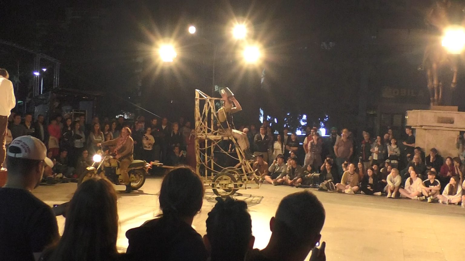 „Tăcerea”, un spectacol de stradă la Festivalul BABEL, pus în scenă de Teatr Biuro Podróży din Polonia. VIDEO