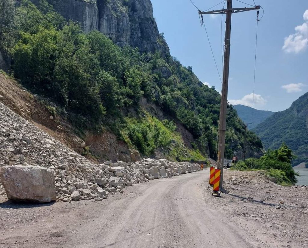 Atenție! Pe DN 57 Clisura Dunării, în zona Berzasca, traficul rutier se desfășoară alternativ