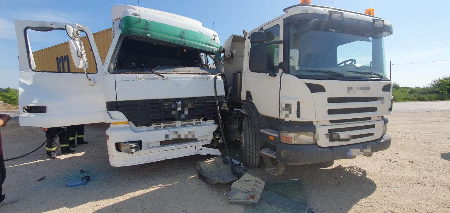 Coliziune între două tiruri