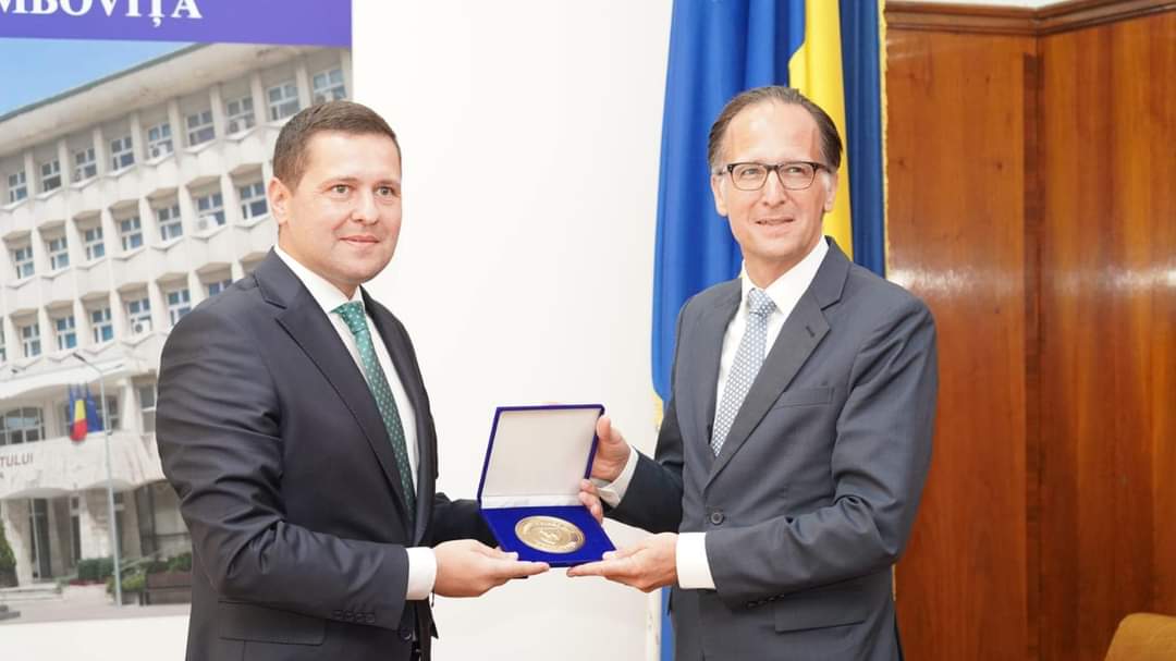 Excelența Sa Dr. Peer Gebauer, Ambasadorul Republicii Federale Germania în România, în viteză  de lucru în județul Dâmbovița, gazde