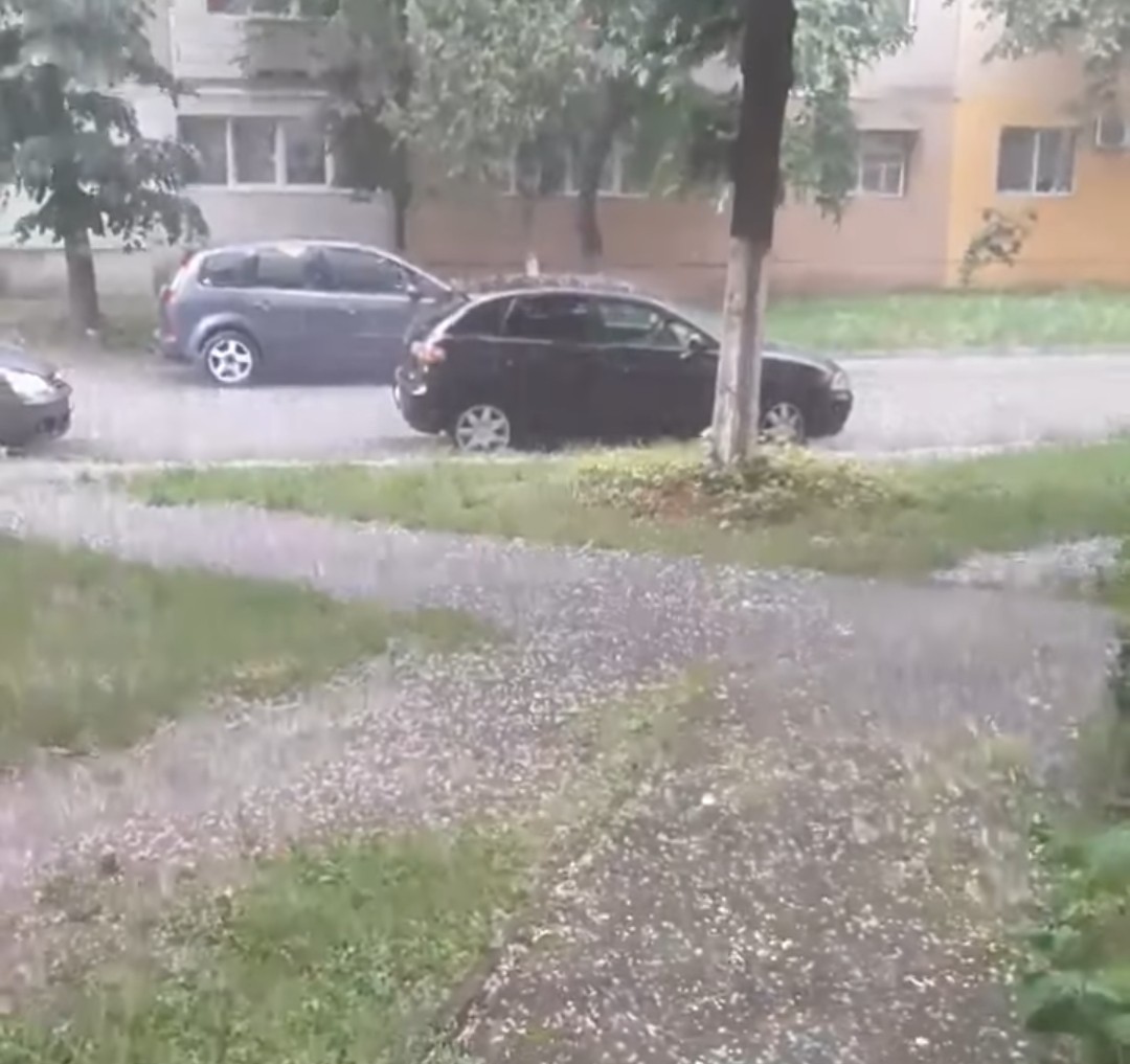 Atenționare meteo COD GALBEN de ploi torențiale și furtuni