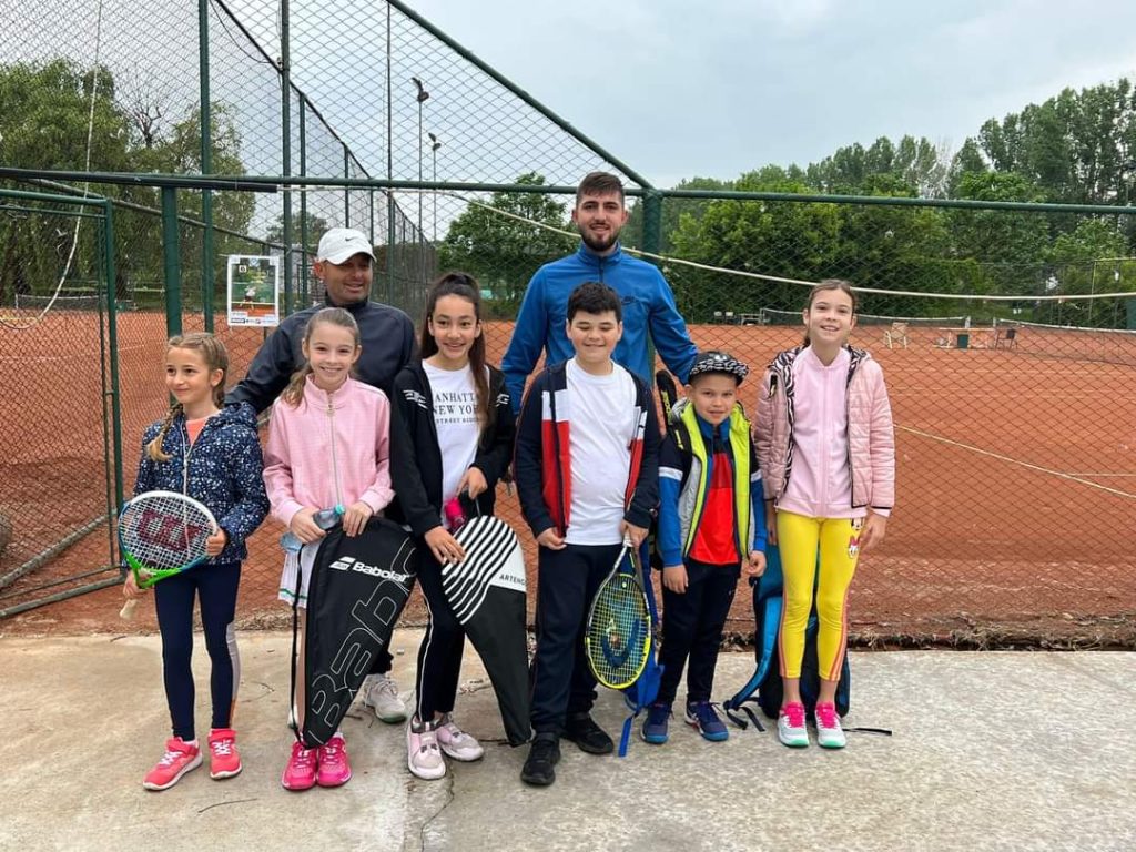 90 de iubitori ai tenisului se întrec la Turneul de tenis „Iubim Dâmbovița”