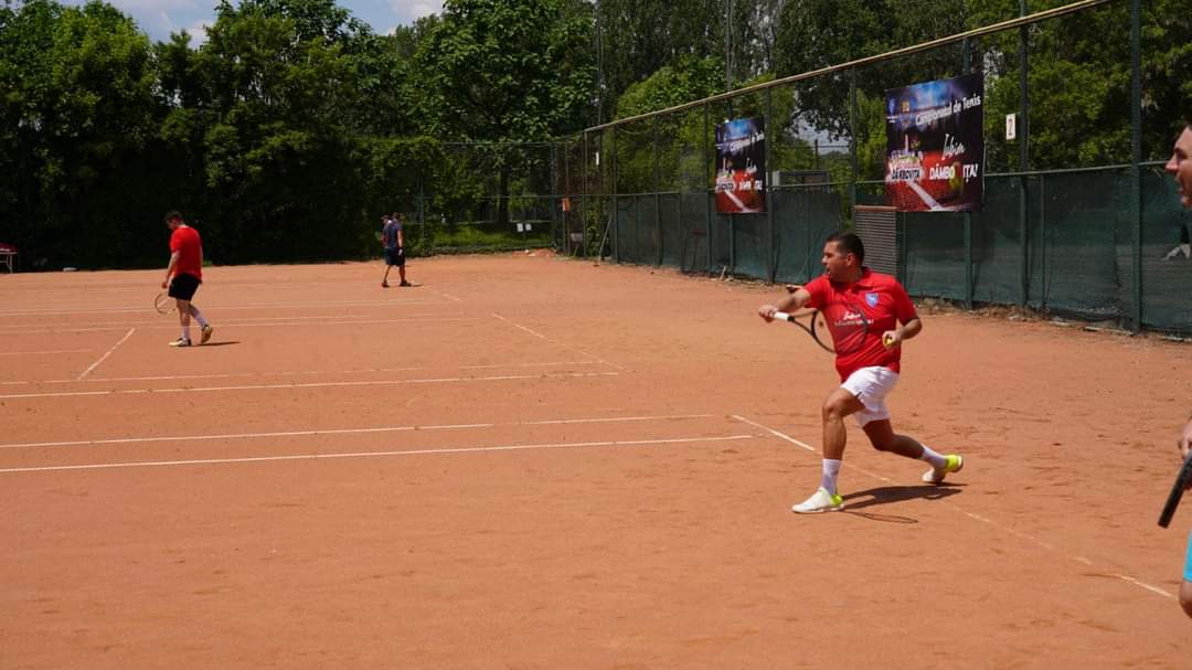 90 de iubitori ai tenisului se întrec la Turneul de tenis "Iubim Dâmbovița"