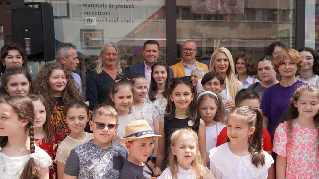 La Galeria Framing Art din Târgoviște, sunt expuse 70 de picturi ale clasei de Pictură, Artă Modernă și Grafică, a Școlii Populare de Arte „Octav Enigărescu” 