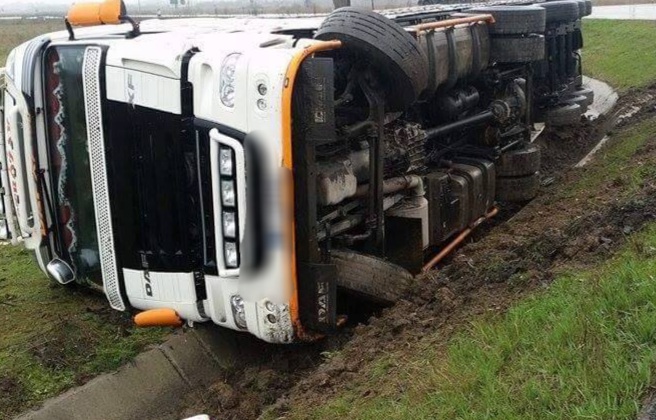 Pe DJ 701 Cornățelu, un tir s-a răsturnat