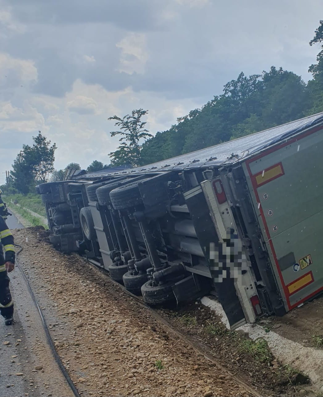 La Ocnița, un tir s-a răsturnat în șanț