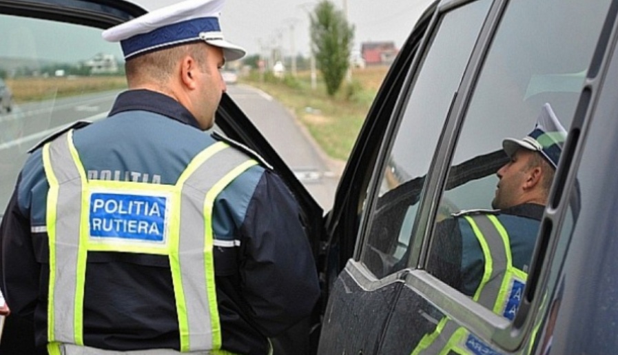 Prins la volan, deși avea suspendată exercitarea dreptului de a conduce, a fost reținut pentru 24 de ore