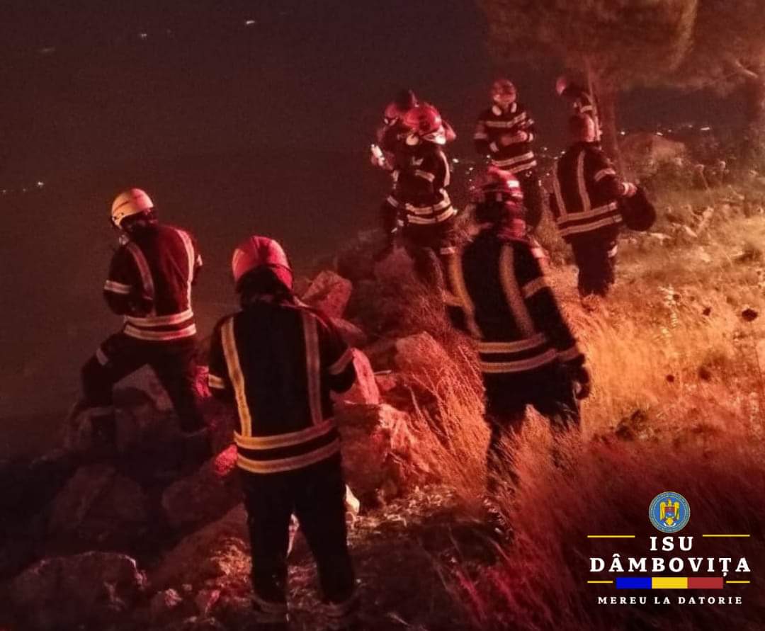 Pompierii  dambovițeni se luptă  cu flăcările care cuprind vegetația din Grecia,  temperaturile ridicate și condițiile grele sunt factorii cu care luptă pompierii din cadrul ISU Dâmbovița în această misiune. 