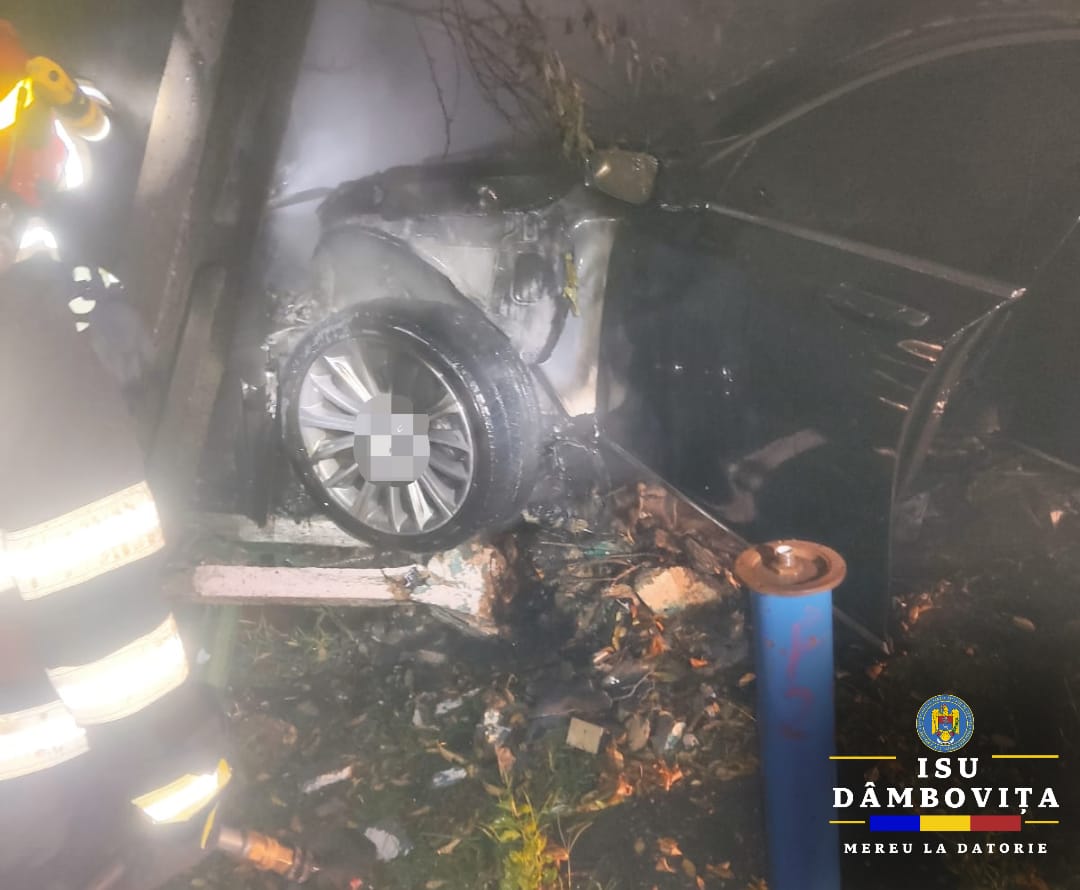 În localitatea Mănești, pe DJ 702B, un autoturism a intrat într-un stâlp electric și a luat foc