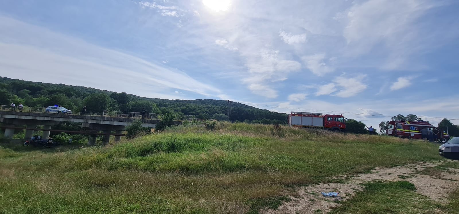 S-a răsturnat cu mașina pe un pod din Hulubești