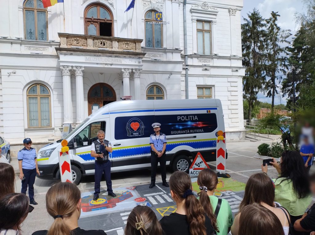Polițiștii din cadrul Compartimentului de Analiză și Prevenire a Criminalității, cei de la Biroul Siguranță Școlară și Serviciul Rutier au organizat noi activități informativ-preventive