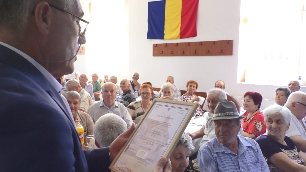 De ziua comunei Șotânga, în premieră: 109 cuplurile au fost premiate de primarul Constantin Stroe. VIDEO