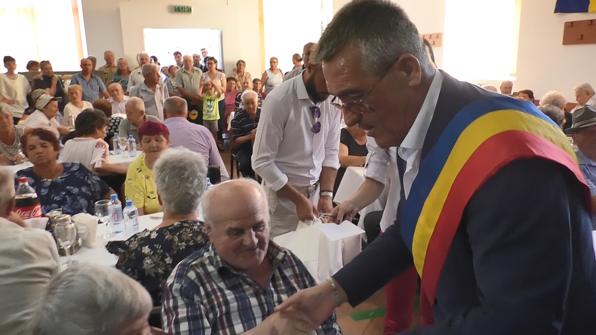 De ziua comunei Șotânga,109 cuplurile de aur,  au fost premiate de primarul Constantin Stroe, un  moment plin de emoție, bucurie și  recunoștință din partea administraţiei locale  pentru cuplurile care au rezistat de-a lungul timpului.  Festivitatea de premiere organizată pentru  prima dată, a avut loc la Căminul Cultural Șotânga. Cu această ocazie primarul Constantin Stroe a felicitat 108  familii care au împlinit 50 de ani de căsătorie și o familie care a împlinit 60 de căsătorie.
La eveniment, a participat și prefectul județului Dâmbovița, Claudia Gilia care le-a transmis un gând de apreciere și recunoștință cuplurilor.A răspuns invitației și  deputatul PSD, Carmen Holban.
Cele 109 familii au demonstrat de-a lungul anilor respect, fidelitate, încredere, sprijin moral, ceea ce este o dovadă că o familie poate trece împreună și peste bune, și peste rele, astfel încât iată-i  azi aici, sărbătorind acest moment.
Sunt  un model, un exemplu pentru noi toți, pentru comunitatea din Șotânga.
Cuplurile sărbătorite au primit din partea administrației locale premii în bani, diplome și buchete de flori, o icoană iar atmosfera a fost  destinsă cu  o masă festivă și muzică.
