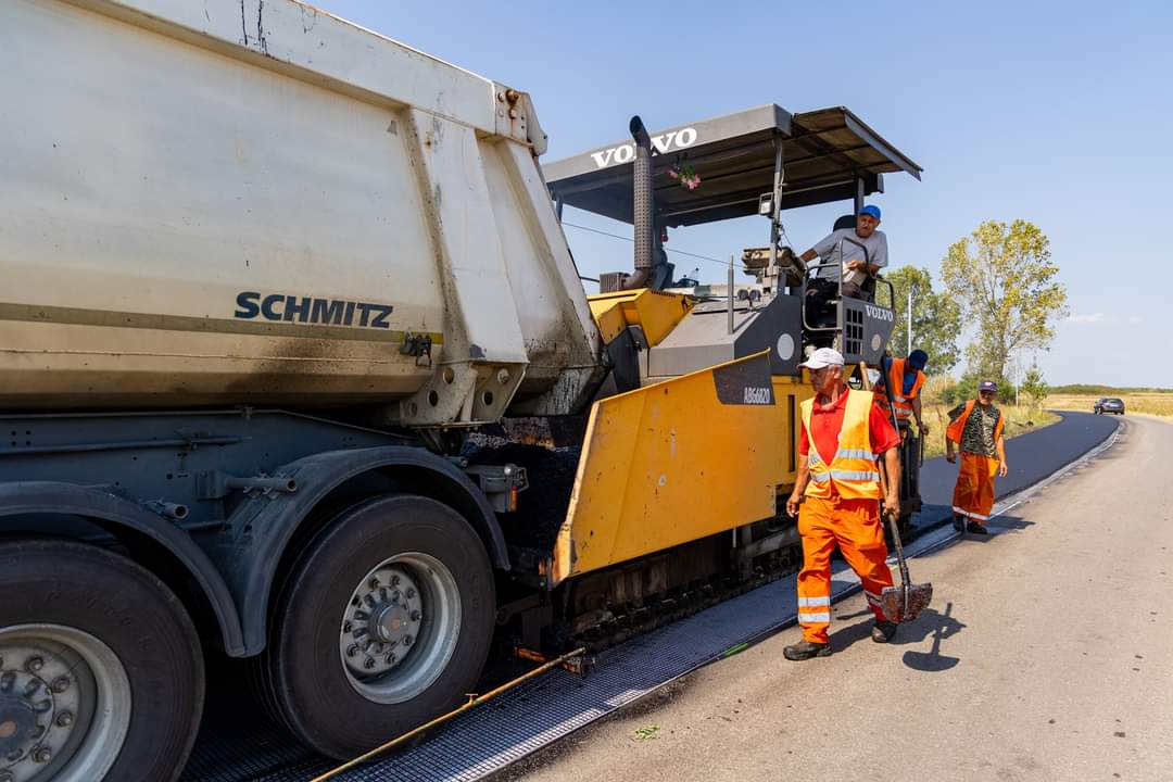 Se lucrează de zor pe DJ 722, de la ieșirea din satul Văcărești până la intrarea în satul Brăteștii de Jos, administrația locală condusă de primarul Romică Stoica