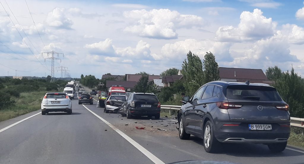 Pe DN 71-Bălteni, patru autoturisme implicate într-un accident