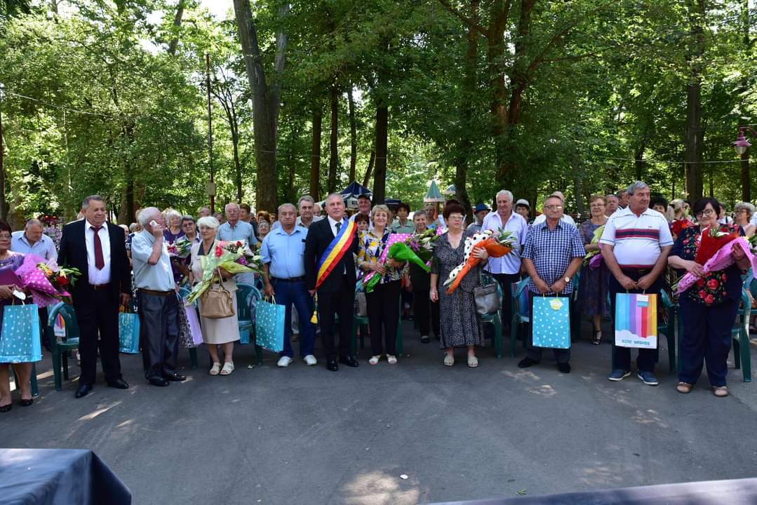 De ziua orașului Găești, primarul Gheorghe Grigore a premiat  cuplurile de aur, un eveniment  cu tradiție și plin de emoție.Ceremonia s-a desfășurat în Parcul central. 
" Astăzi,  am trăit momente emoționante alături de cuplurile care sărbătoresc 50, respectiv 60 de ani de căsătorie.
Sunt oameni respectabili, care fac cinste orașului!
Le doresc multă sănătate și viață lungă alături de cei dragi!
La mulți ani!", a transmis primarul orașului Găești, Gheorghe Grigore 