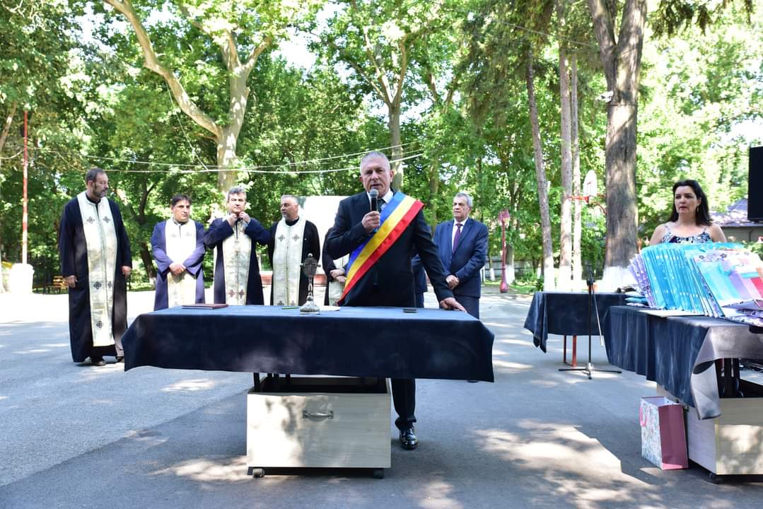 De ziua orașului Găești, primarul Gheorghe Grigore a premiat  cuplurile de aur, un eveniment  cu tradiție și plin de emoție.Ceremonia s-a desfășurat în Parcul central. 
" Astăzi,  am trăit momente emoționante alături de cuplurile care sărbătoresc 50, respectiv 60 de ani de căsătorie.
Sunt oameni respectabili, care fac cinste orașului!
Le doresc multă sănătate și viață lungă alături de cei dragi!
La mulți ani!", a transmis primarul orașului Găești, Gheorghe Grigore 