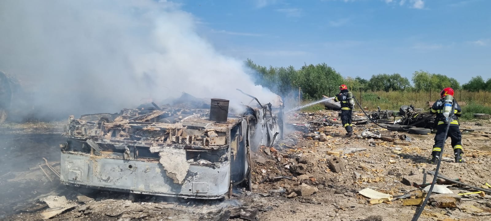 Incendiu în apropierea unui depozit de fier vechi în comuna Ulmi,  a intervenit Detașamentul de Pompieri Târgoviște cu trei autospeciale de stingere cu apă și spumă.