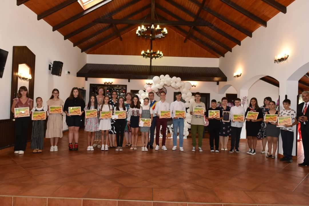 Tradiția se păstrează la Moroeni, au fost premiați cuplurile, seniorii și elevii cei mai buni