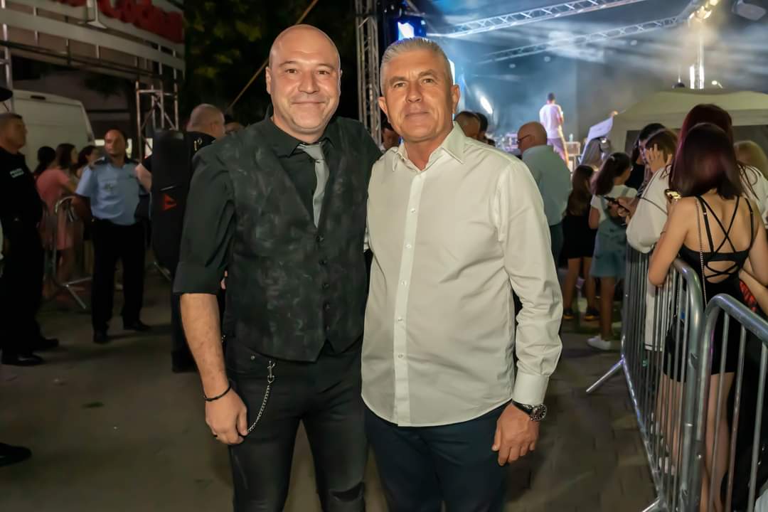 A fost o sărbătoare pe cinste la Găești,525 de ani de la prima atestare documentară.Administrația locală a pregătit un program cu totul deosebit, un spectacol pe cinste, cu artiști renumiți .Organizarea a fost ireproșabilă, iar participarea una impresionantă.
Un spectacol de excepție și nu în ultimul rând găeștenii , care au creat o atmosferă electrizantă, culminând cu un grandios foc de artificii!
" Dragi găeșteni, astăzi de ziua noastră, vă doresc multă sănătate, să avem un an plin de bucurii și realizări.
Dumnezeu să ocrotească orașul Găești!
Tot astăzi, 20 iulie, Biserica Ortodoxă îl prăznuiește pe Sfântul Proroc Ilie Tesviteanul, ocrotitorul orașului nostru.
Vă urez tuturor multă armonie și putere de muncă! Fie ca această sărbătoare să vă umple sufletele de lumină și de dragostea celor din jurul dumneavoastră!
La Multi Ani Găești!
Dumnezeu să vă binecuvânteze! ", a transmis
primar Grigore Gheorghe!