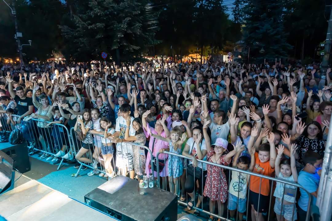 A fost o sărbătoare pe cinste la Găești,525 de ani de la prima atestare documentară.Administrația locală a pregătit un program cu totul deosebit, un spectacol pe cinste, cu artiști renumiți .Organizarea a fost ireproșabilă, iar participarea una impresionantă.
Un spectacol de excepție și nu în ultimul rând găeștenii , care au creat o atmosferă electrizantă, culminând cu un grandios foc de artificii!
" Dragi găeșteni, astăzi de ziua noastră, vă doresc multă sănătate, să avem un an plin de bucurii și realizări.
Dumnezeu să ocrotească orașul Găești!
Tot astăzi, 20 iulie, Biserica Ortodoxă îl prăznuiește pe Sfântul Proroc Ilie Tesviteanul, ocrotitorul orașului nostru.
Vă urez tuturor multă armonie și putere de muncă! Fie ca această sărbătoare să vă umple sufletele de lumină și de dragostea celor din jurul dumneavoastră!
La Multi Ani Găești!
Dumnezeu să vă binecuvânteze! ", a transmis
primar Grigore Gheorghe!