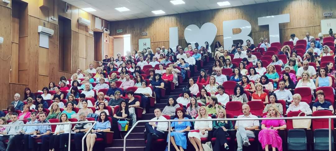 Prefectul județului Dâmbovița, Claudia Gilia, le-a transmis directorilor de școli să acorde o mai mare atenție modului în care se desfășoară procesul educațional și crearea unui climat de siguranță în școli