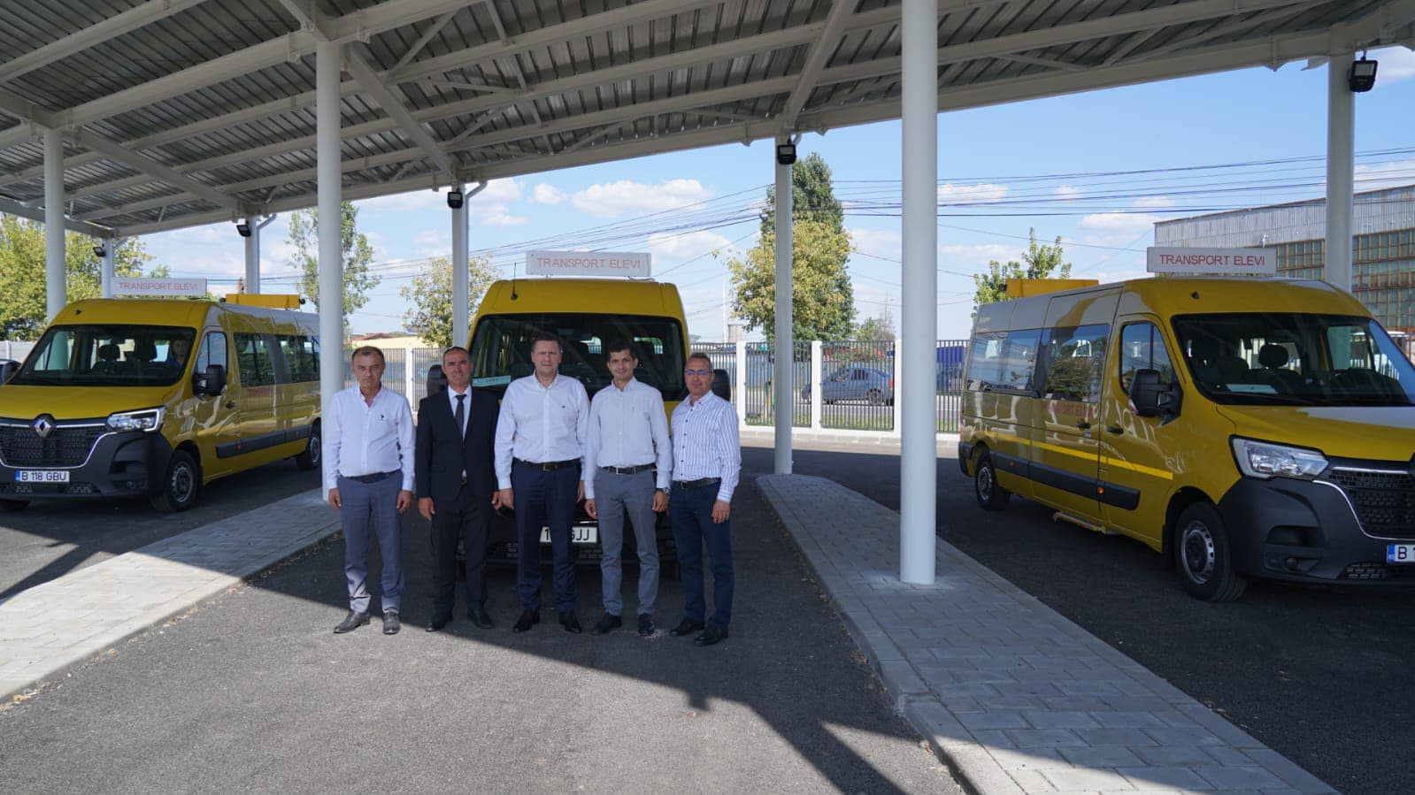 Îmbunătățirea Transportului Școlar în Județul Dâmbovița: Copiii din Comunele Vulcana Pandele, Dobra și Văleni-Dâmbovița Beneficiază de Microbuze Noi