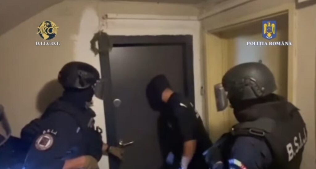 ,,OPERAȚIUNEA HIDRA” este în desfășurare, acțiune desfășurată de POLIȚIA ROMÂNĂ ȘI D.I.I.C.O.T., PENTRU COMBATEREA TRAFICULUI DE DROGURI, ÎN RÂNDUL ADOLESCENȚILOR. VIDEO