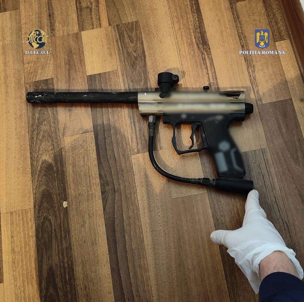 Mascații au descins la persoane bănuite de camătă, șantaj, trafic de persoane, trafic de minori și proxenetism, la data de 29 septembrie a.c., polițiștii Direcției de Combatere 