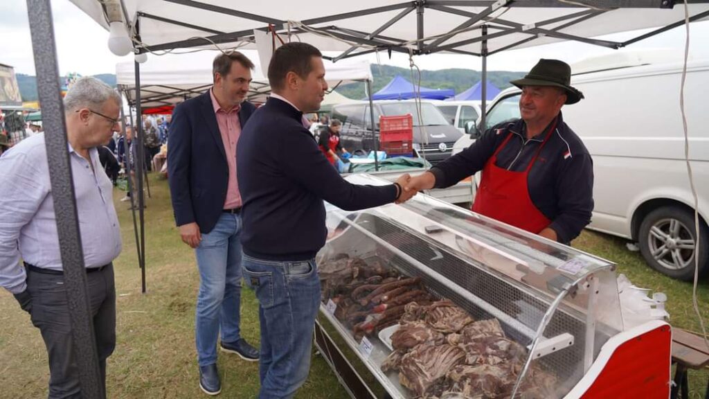 Președintele CJ Dâmbovița, Corneliu Ștefan a mers la Sărbătoarea „Răvășitul oilor” de la Runcu care a adunat mii de oameni