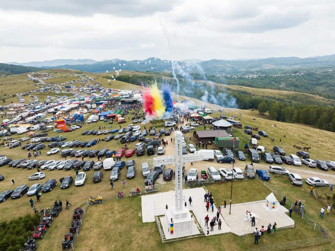 Sărbătoarea "Răvășitul oilor" de la Runcu a adunat mii de oameni, inclusiv din afara județului Dâmbovița, care au participat astăzi