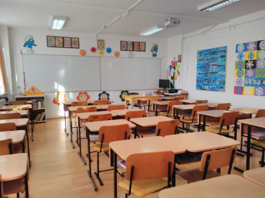 Aproape trei milioane de elevi încep mâine cursurile anului școlar 2023-2024, cu multe necunoscute