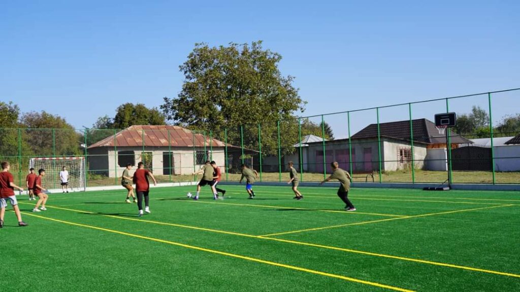 Administrația locală de la I.L.Caragiale a dat în folosință noul și modernul teren de sport multifuncțional