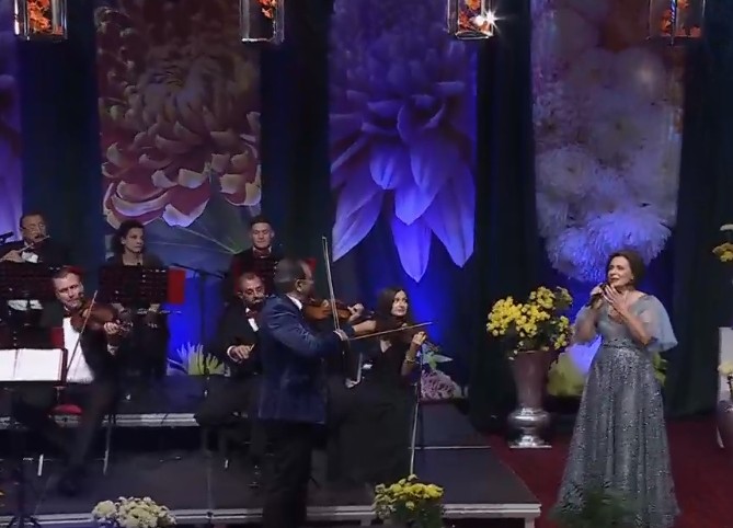 Cea de-a 56-a ediție a Festivalului Crizantema de Aur a debutat la Târgoviște, Cetatea Romanței. VIDEO