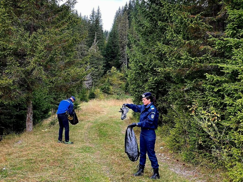 Jandarmii montani au desfășurat o acțiune de ecologizare în masivul dâmbovițean Bucegi
