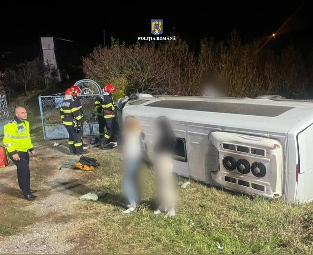 Pe DN 7, în comuna Valea Mare, județul Dâmbovița, un microbuz în care se aflau 12 persoane s-a răsturnat