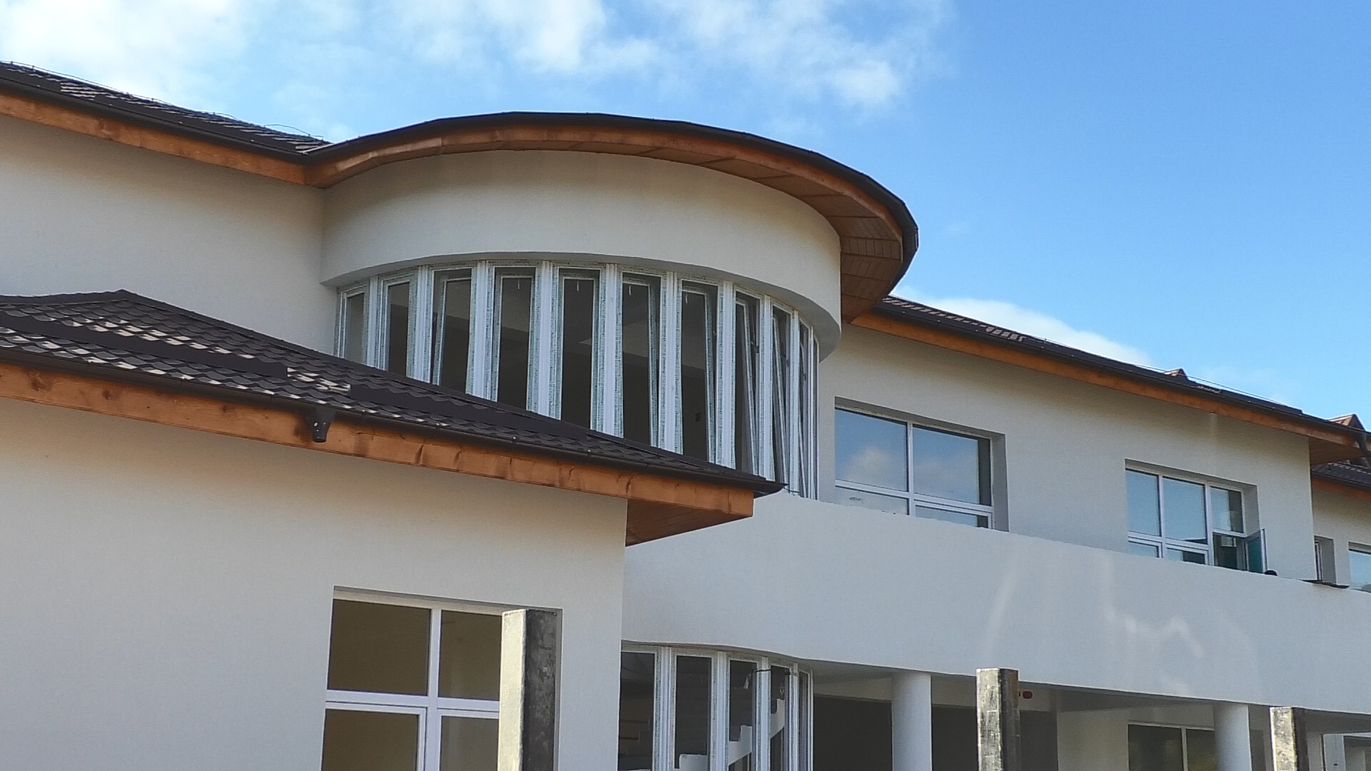 Se desfășoară un proces de modernizare în comuna Moroeni, cu accent pe trei proiecte majore: Școala Moroeni, o sală de sport modernă și un teren de sport