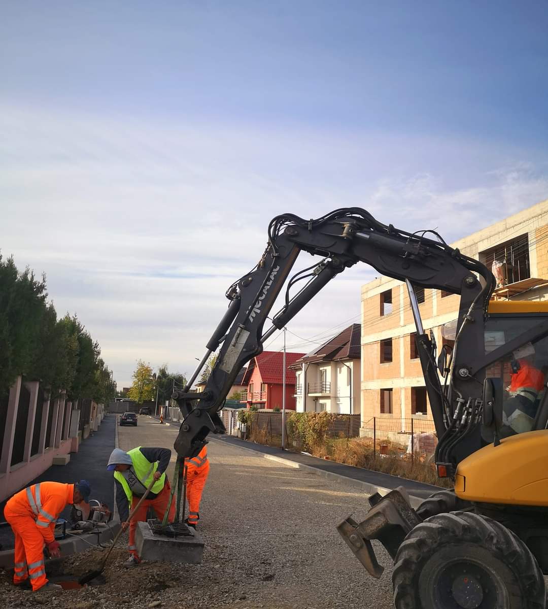 Se lucrează la modernizarea străzii Costache Olăreanu ce  face obiectul unor ample lucrări de modernizare, iar intervențiile vizează reabilitarea