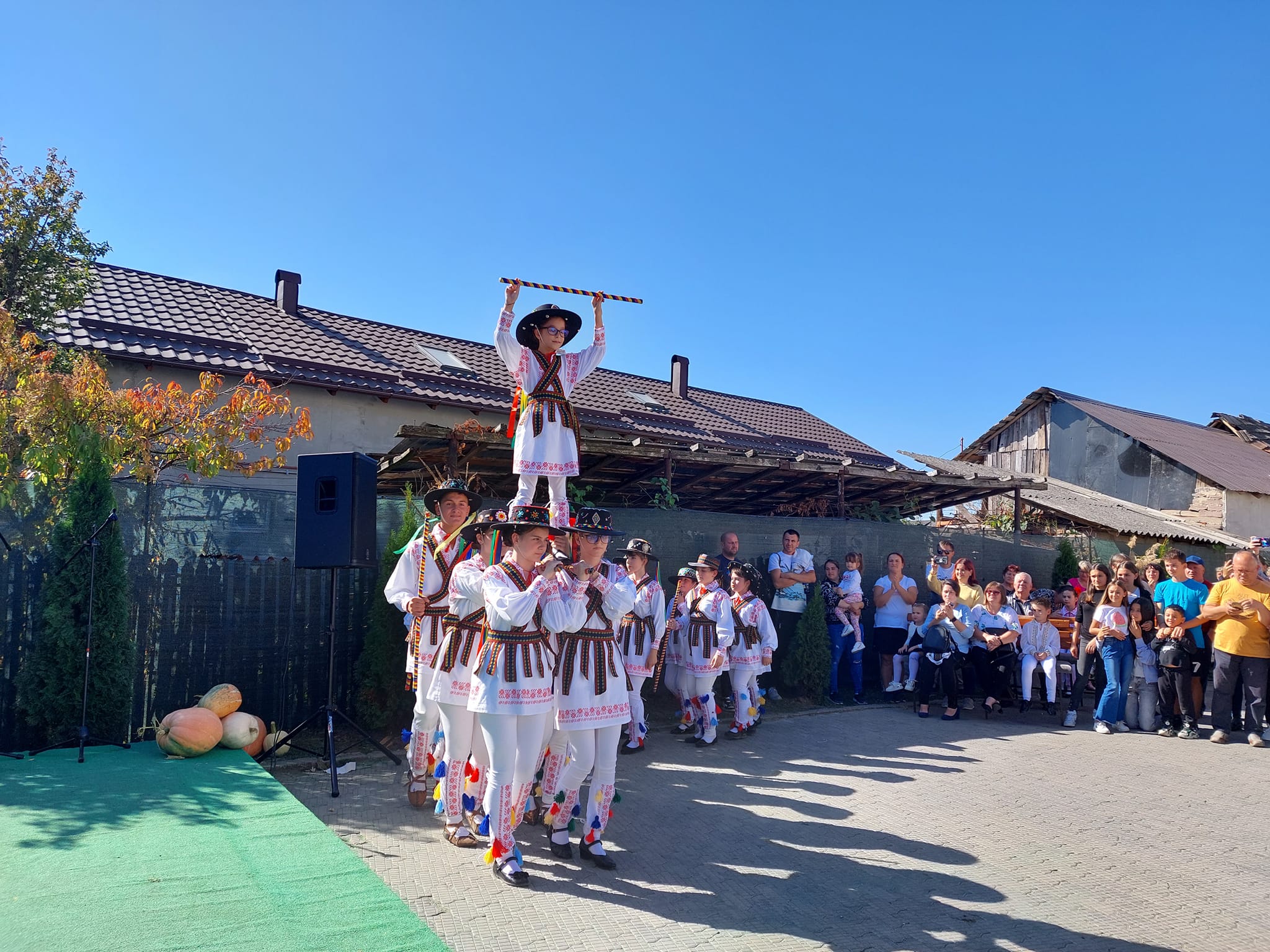 De 21 de ani,  Festivalul Dovleacului  la Vulcana Pandele, în  zi de mare sărbătoare creștină- Sfânta Cuvioasă Parascheva. VIDEO