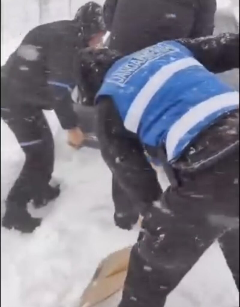 Mașini blocate în nămeți, jandarmii intervin în forță. VIDEO