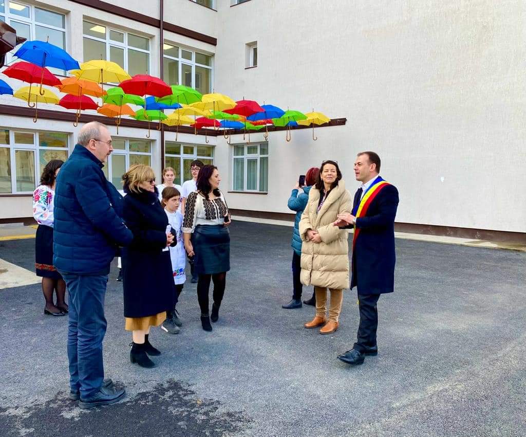 Într-un moment deosebit, noua Școală Gimnazială din Răzvad a fost onorată de vizita reprezentanților Comisiei Europene și ai Agenției pentru Dezvoltare Regională