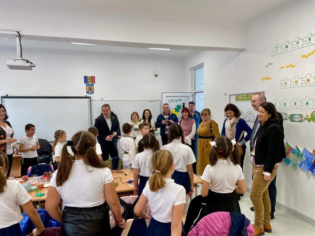 Într-un moment deosebit, noua Școală Gimnazială din Răzvad a fost onorată de vizita reprezentanților Comisiei Europene și ai Agenției pentru Dezvoltare Regională