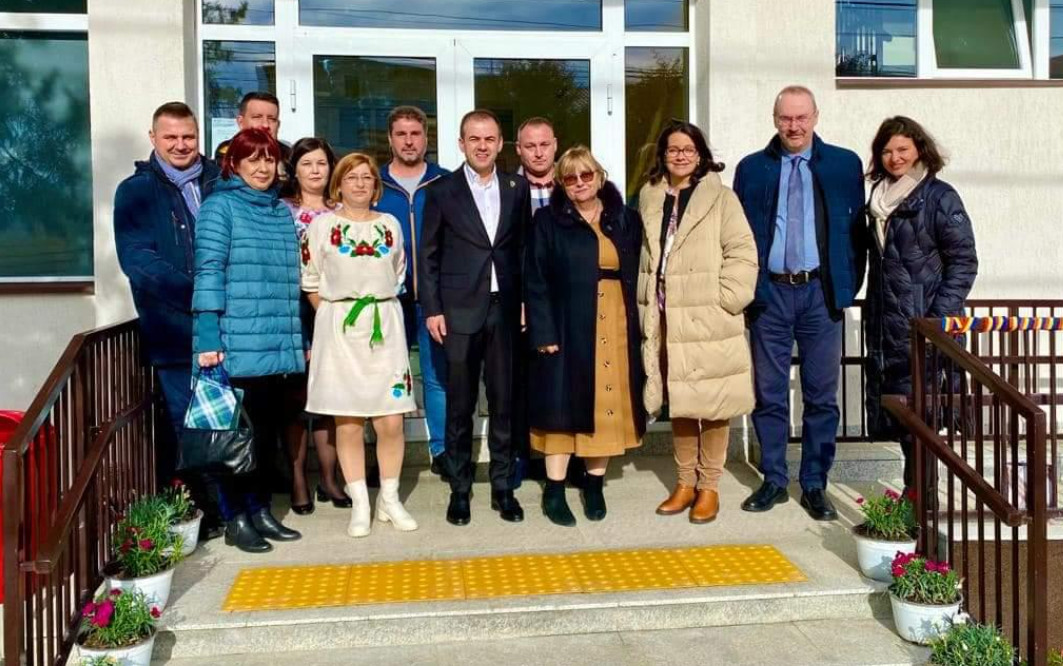 Într-un moment deosebit, noua Școală Gimnazială din Răzvad a fost onorată de vizita reprezentanților Comisiei Europene și ai Agenției pentru Dezvoltare Regională